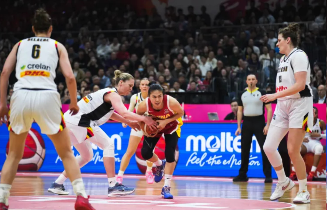 亚洲足球-输15分!女篮功勋0分5失误却被原谅,球迷:这队友欧文来了都没用