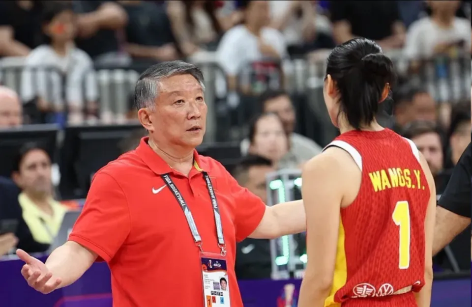 亚洲足球-输15分!女篮功勋0分5失误却被原谅,球迷:这队友欧文来了都没用